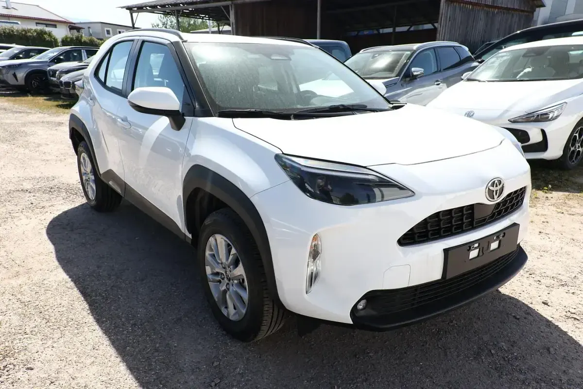 Neu Toyota Yaris Cross 92 PS (67 kW) 2026 Schnee weiß SUV