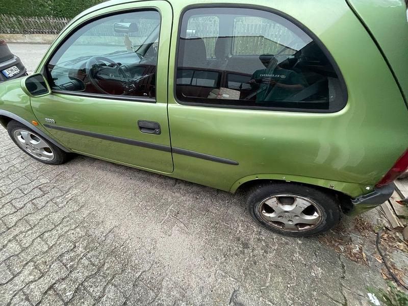 Grün Gebraucht 2000 Opel Corsa Edition Limousine | 1.500 € (Etwas zu teuer) - Bild 1/2