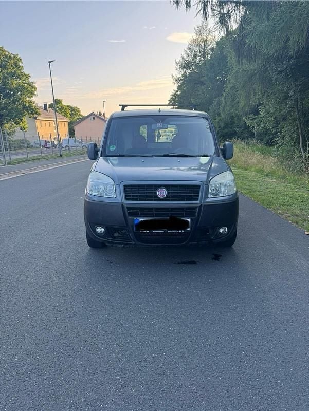 Grau Gebraucht 2009 Fiat Doblò Van / Kleinbus | 3.700 € (Fairer Preis) - Bild 1/4