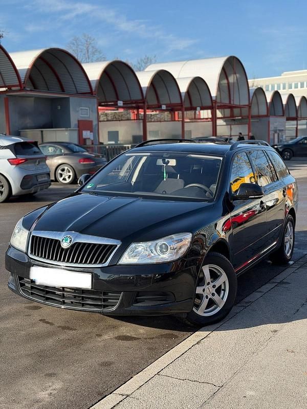 Schwarz Gebraucht 2012 Skoda Octavia Limousine | 4.800 € - Bild 1/4