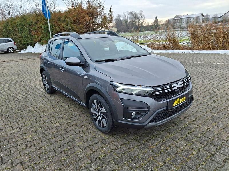 Neu Dacia Sandero Expression 91 PS (66 kW) 2025 Grau Limousine