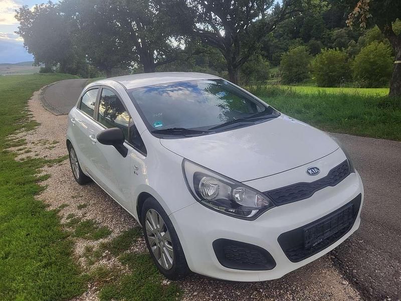Gebraucht Kia Rio Edition 7 109 PS (80 kW) 2011 Weiß Kleinwagen