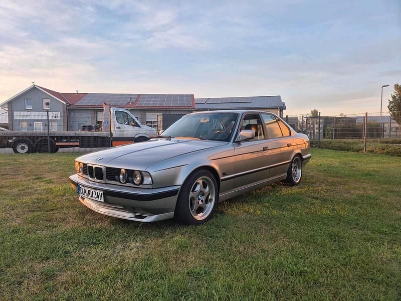 Grau Gebraucht 1989 BMW 525 Basis Limousine | 12.499 € - Bild 1/4