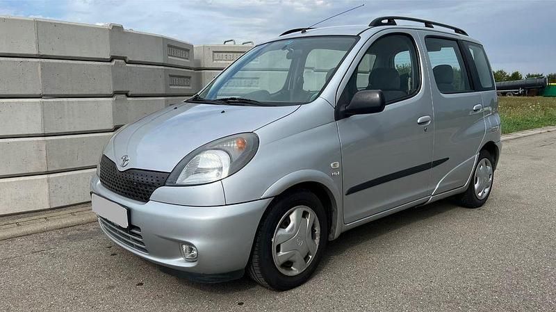 Grau Gebraucht 2001 Toyota Yaris Verso Van / Kleinbus | 4.490 € (Fairer Preis) - Bild 1/4