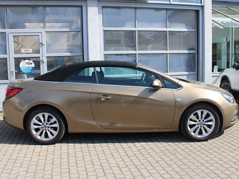 Usado Opel Cascada Innovation 170 HP (125 kW) 2013 Bege Cabrios