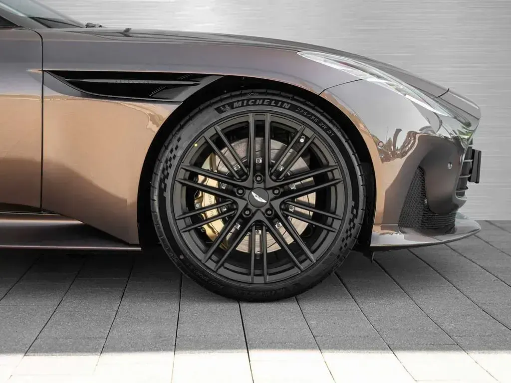 Neu Aston Martin DB12 680 PS (500 kW) 2026 Braun Coupé
