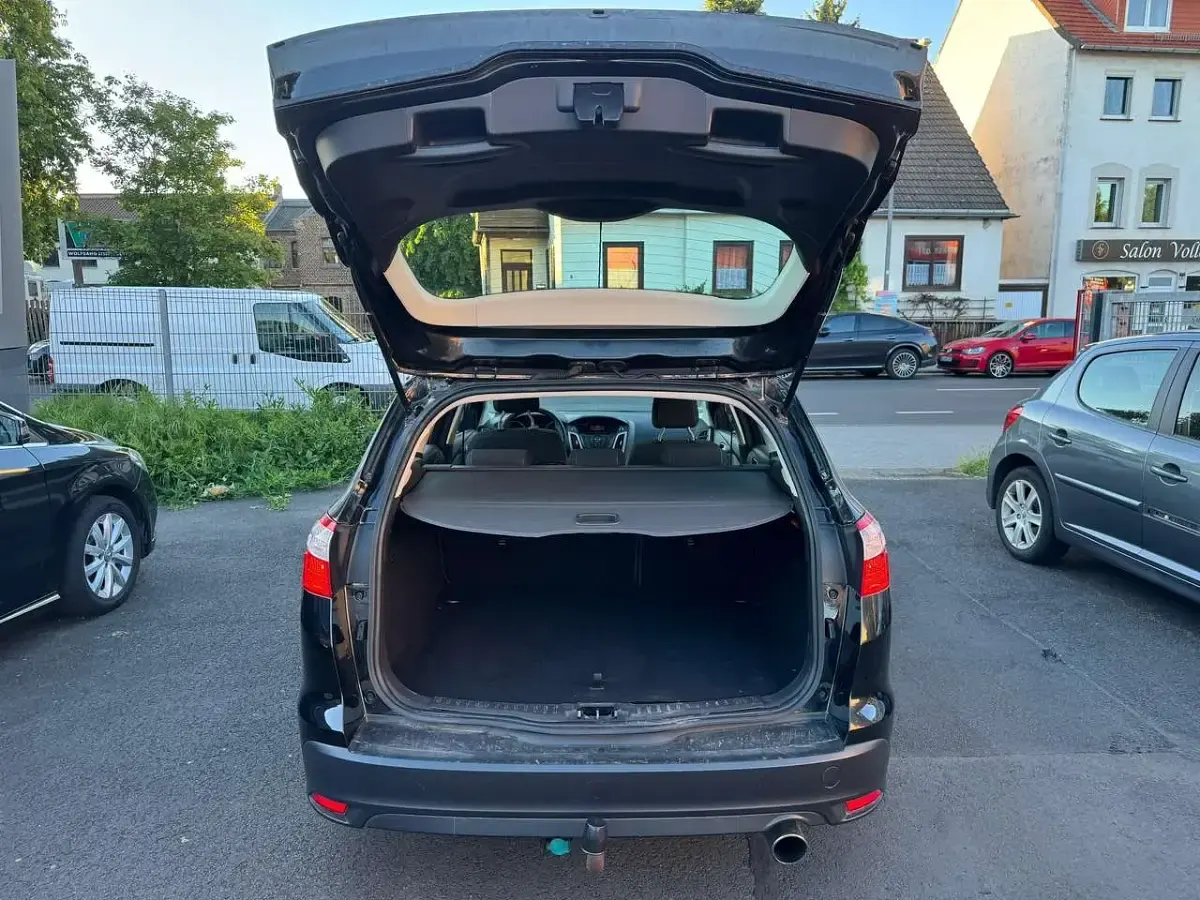 Gebraucht Ford Focus Trend 150 PS (110 kW) 2012 Pantherschwarz metallic Kombi