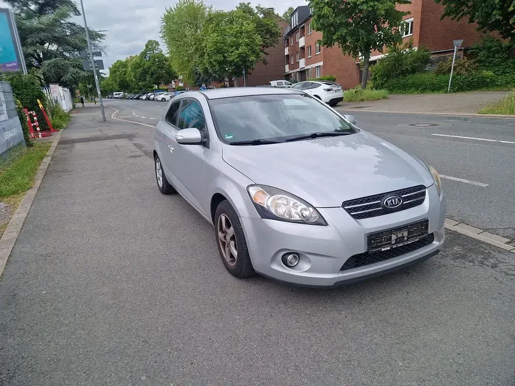Używany Kia Ceed 125 KM (91 kW) 2010 Srebrny Hatchback