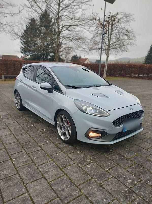 Grau Gebraucht 2018 Ford Fiesta ST Kleinwagen | 14.350 € (Fairer Preis) - Bild 1/4