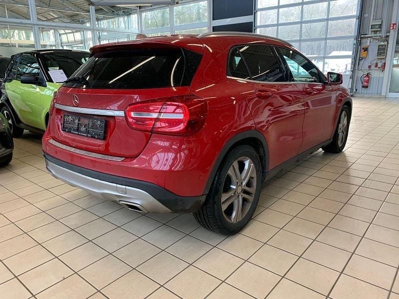 Gebraucht Mercedes GLA200 136 PS (100 kW) 2016 Rot SUV