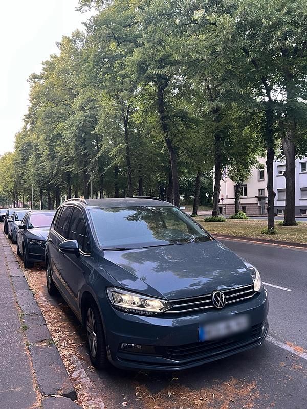 Grau Gebraucht 2021 VW Touran Highline Van / Kleinbus | 17.300 € - Bild 1/4