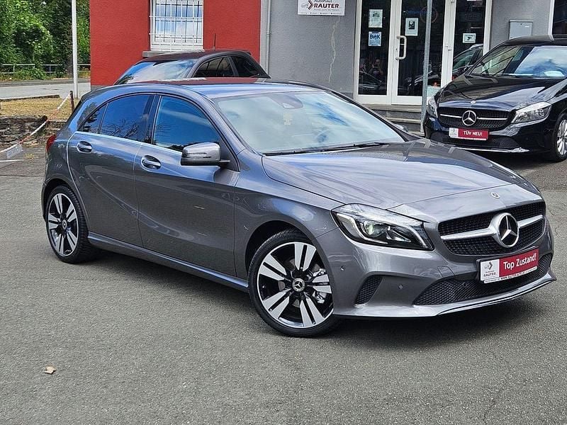 Grau Gebraucht 2017 Mercedes A200 Urban Limousine | 17.350 € (Fairer Preis) - Bild 1/4
