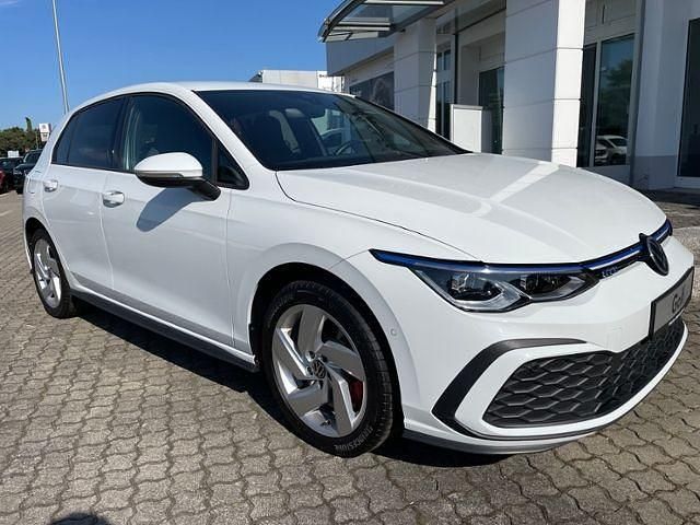 Pure white Gebraucht 2021 VW Golf VIII GTE Limousine | 24.563 € (Fairer Preis) - Bild 1/4
