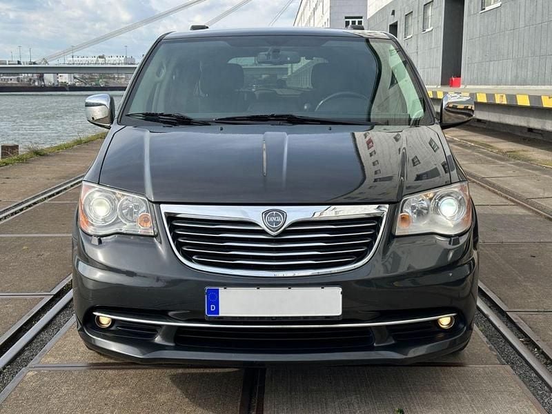 Gebraucht Lancia Voyager Gold 163 PS (119 kW) 2013 Grau Van / Kleinbus