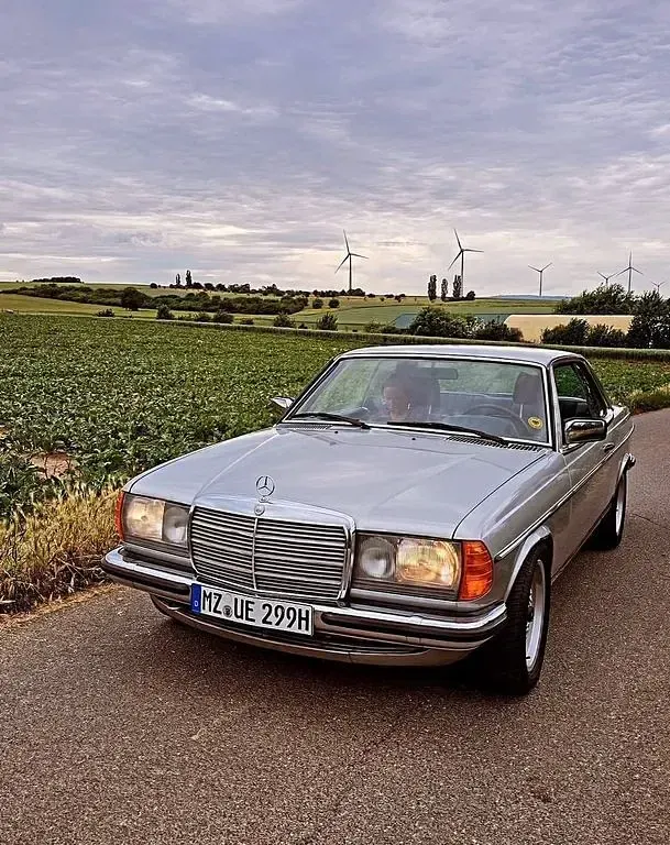 Gebraucht Mercedes 230 109 PS (80 kW) 1979 Silber