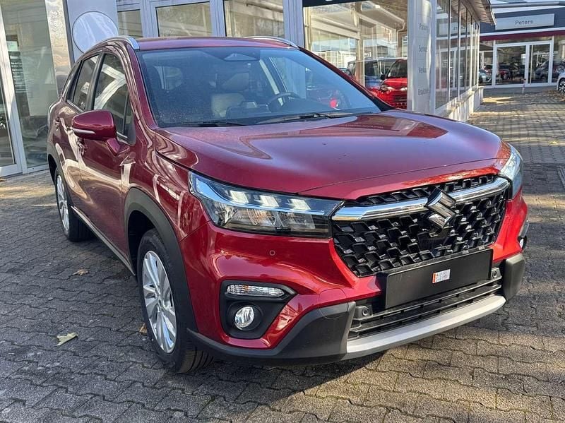 Energetic red pearl metallic Neu 2025 Suzuki SX4 S-Cross Comfort Limousine | 29.590 € (Etwas zu teuer) - Bild 1/4