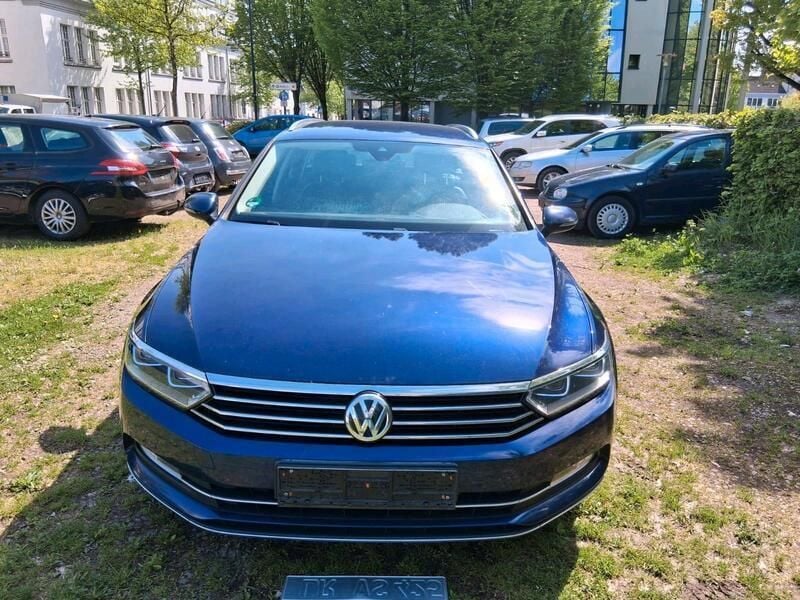 Blau Gebraucht 2018 VW Passat Highline Kombi | 11.500 € (Superpreis) - Bild 1/4