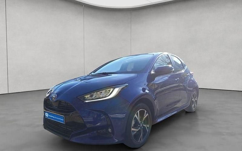 Juniper blue metallic Neu 2025 Toyota Yaris Hybrid Comfort Limousine | 26.490 € (Fairer Preis) - Bild 1/4