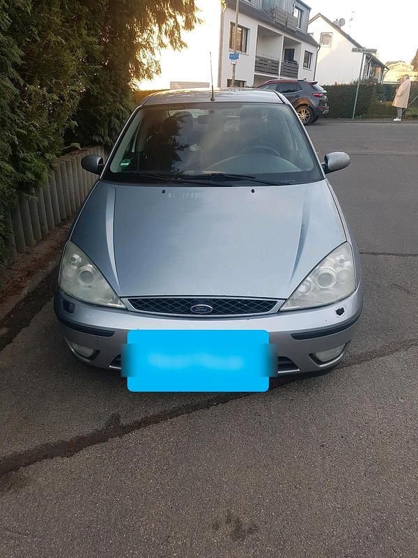 Grau Gebraucht 2002 Ford Focus Limousine | 550 € (Superpreis) - Bild 1/4