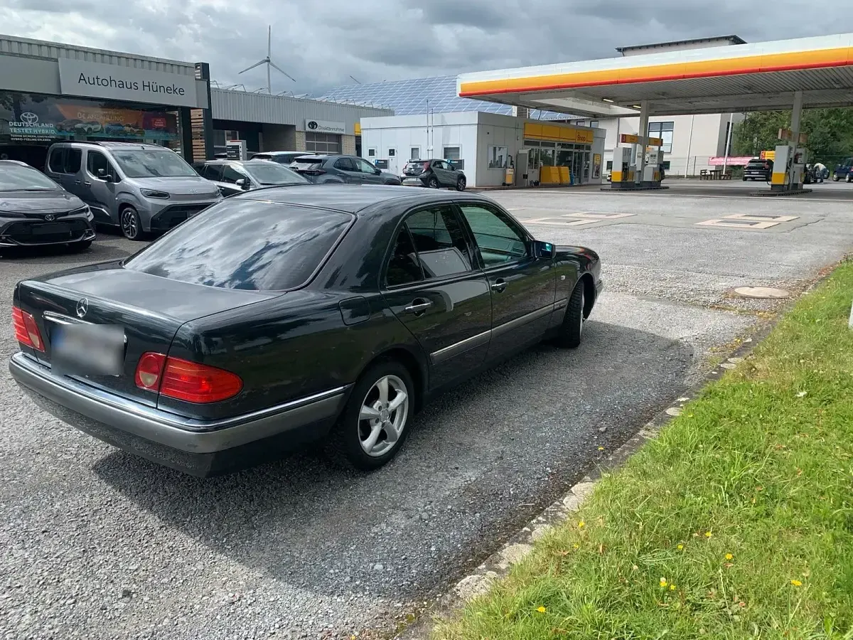 Gebraucht Mercedes E200 136 PS (100 kW) 1997 Schwarz Limousine