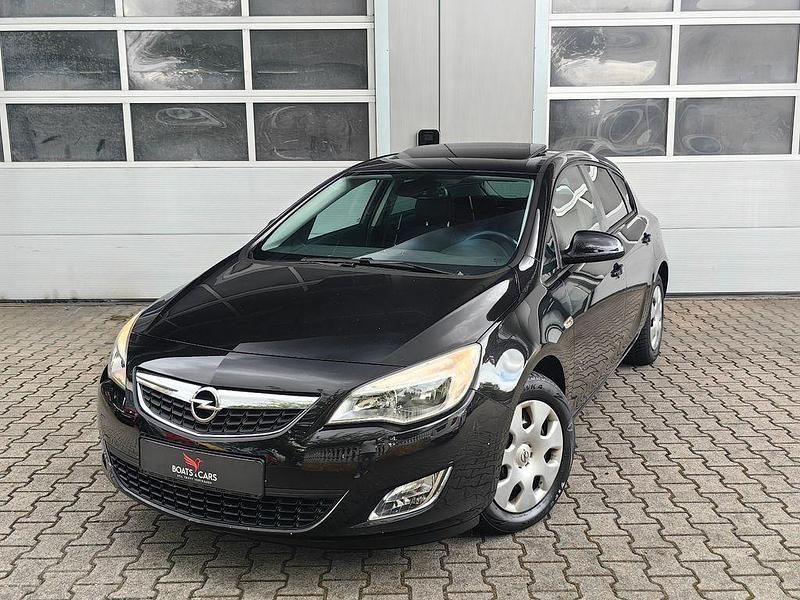 Schwarz Gebraucht 2011 Opel Astra Design Edition Limousine | 6.990 € (Etwas zu teuer) - Bild 1/4