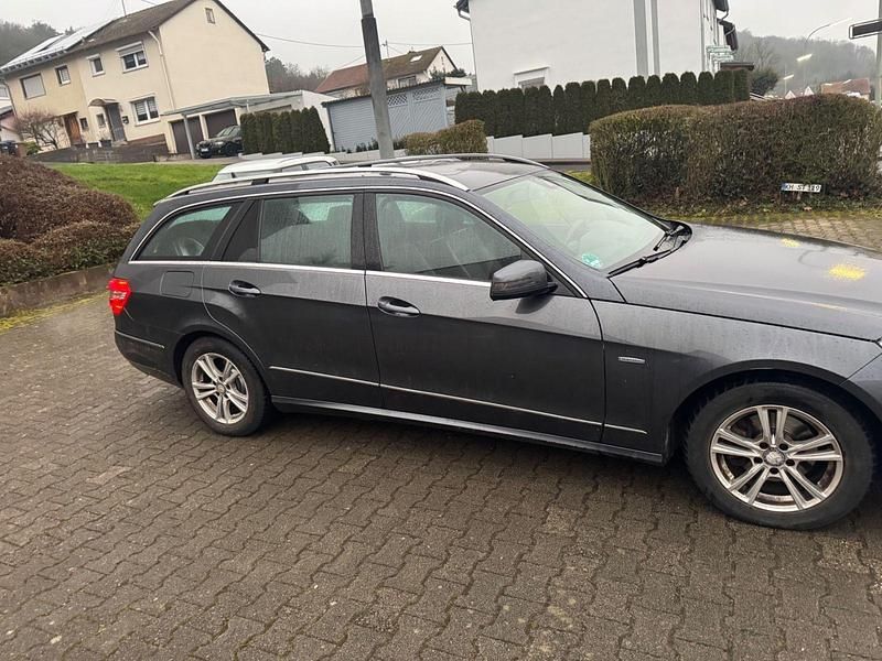 Gebraucht Mercedes E200 Avantgarde 184 PS (135 kW) 2010 Grau Kombi