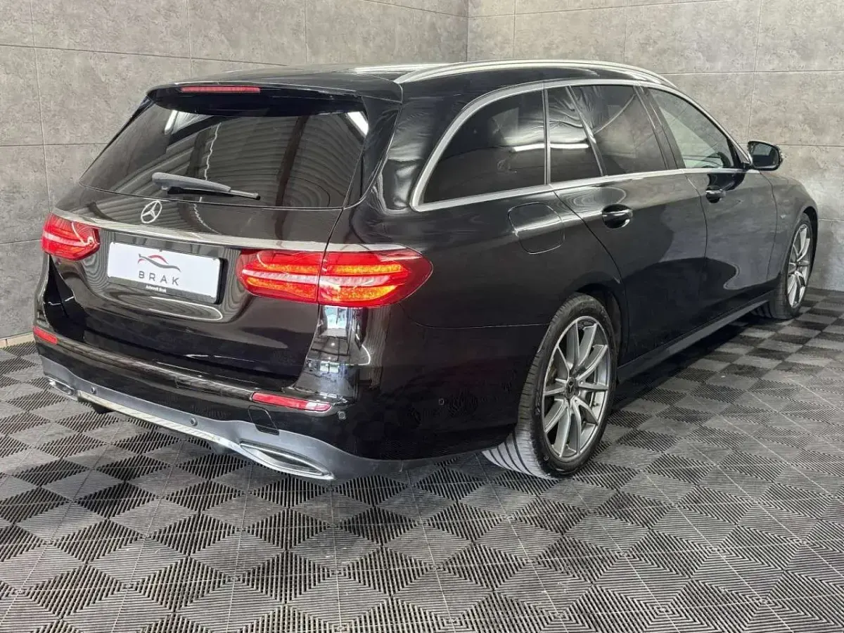 Gebraucht Mercedes E220 AMG 194 PS (142 kW) 2020 Obsidianschwarz Kombi