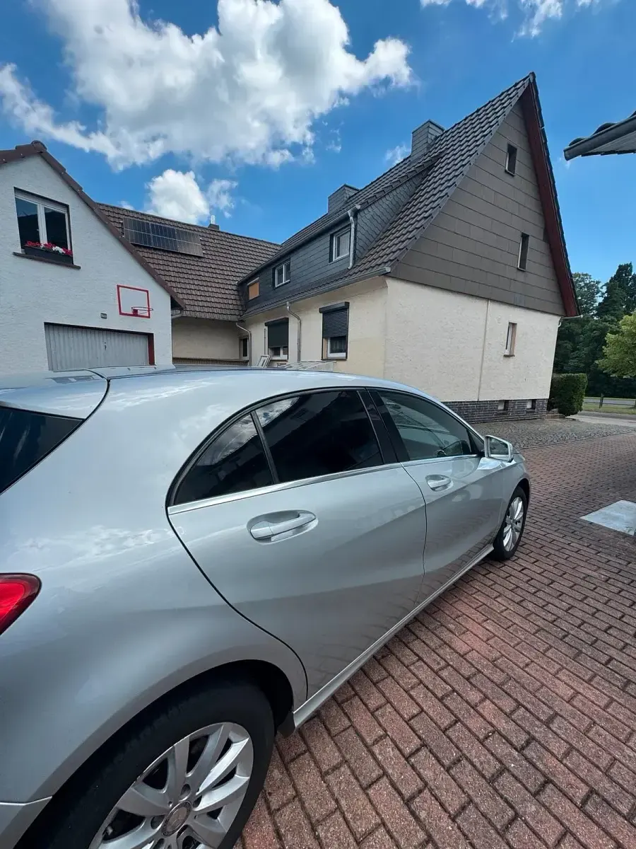 Gebraucht Mercedes A180 122 PS (89 kW) 2014 Silber Kleinwagen