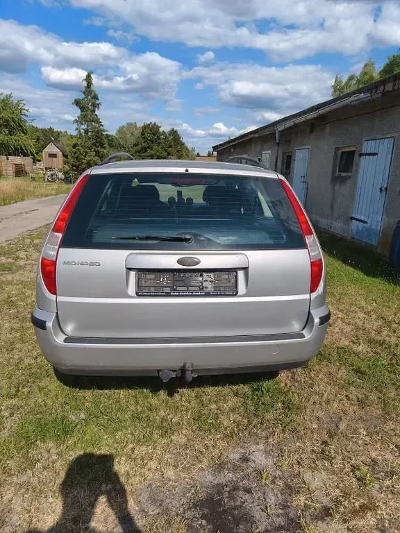 Gebraucht Ford Mondeo Ambiente 110 PS (80 kW) 2005 Silber Limousine