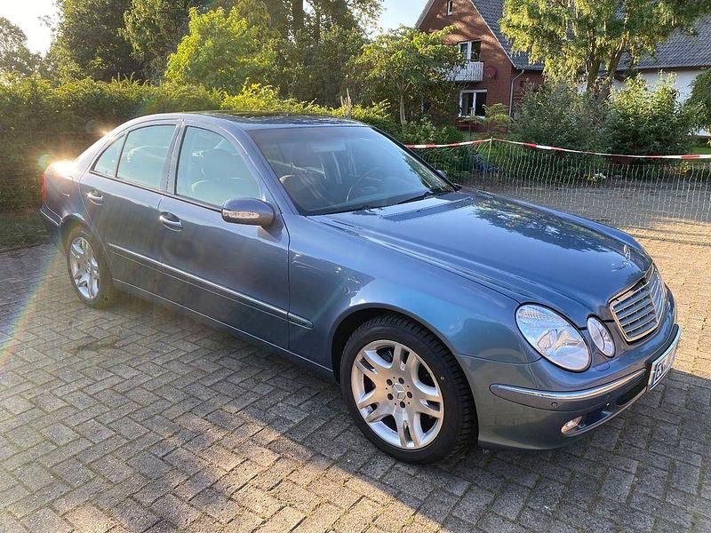 Blau Gebraucht 2004 Mercedes E500 Elegance Limousine | 17.000 € (Teuer) - Bild 1/4