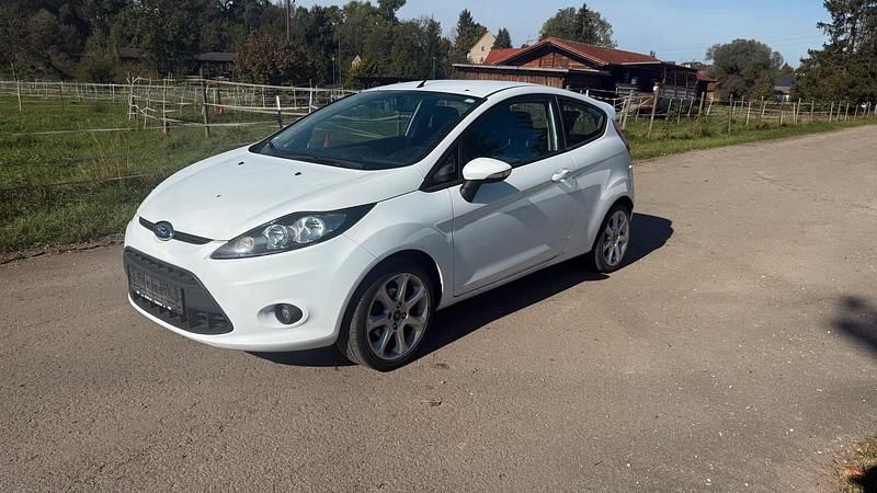 Weiß Gebraucht 2012 Ford Fiesta Kleinwagen | 5.499 € (Teuer) - Bild 1/4