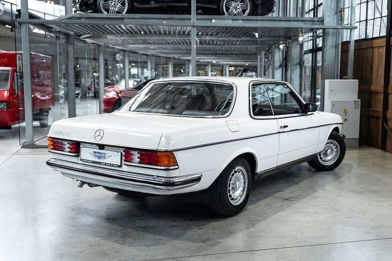 Gebraucht Mercedes 230 136 PS (100 kW) 1982 Weiß Coupé