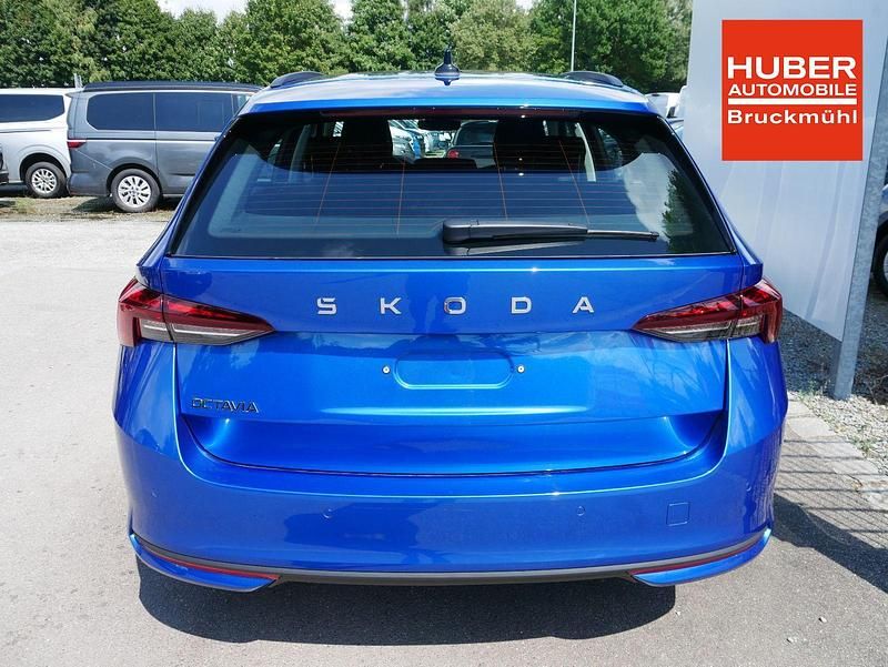 Neu Skoda Octavia Selection 150 PS (110 kW) 2025 Raceblau metallic Kombi