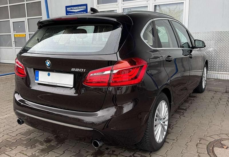 Gebraucht BMW 220 Luxury Line 192 PS (141 kW) 2015 Braun Kombi