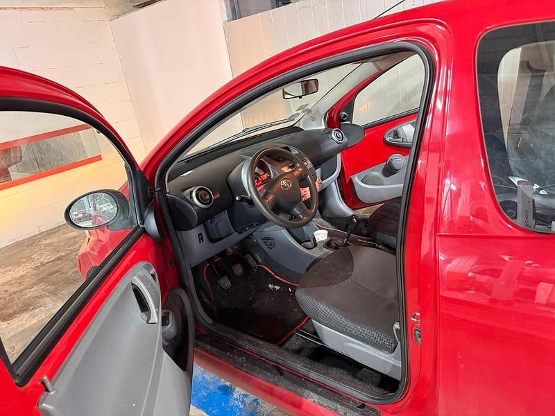 Gebraucht Toyota Aygo 60 PS (44 kW) 2010 Rot Kleinwagen