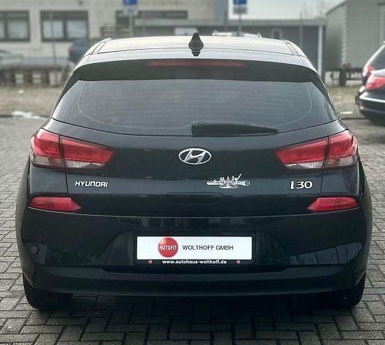 Gebraucht Hyundai i30 Select 120 PS (88 kW) 2019 Schwarz Limousine