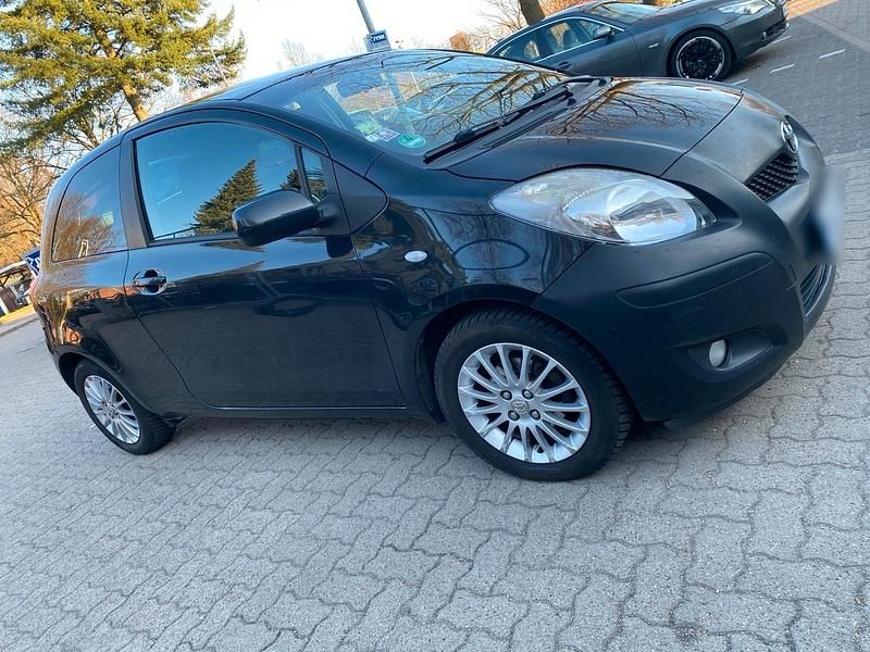 Gebraucht Toyota Yaris 87 PS (63 kW) 2010 Schwarz Kleinwagen