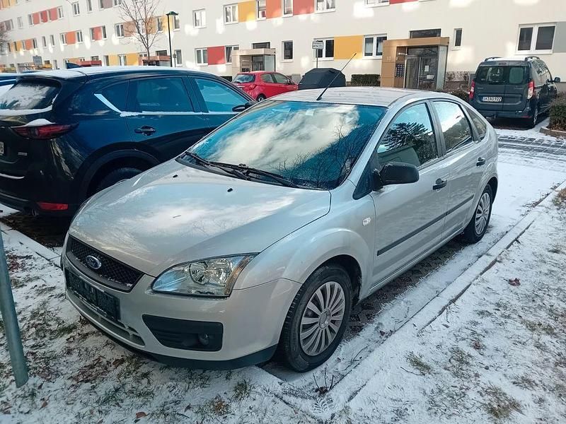Silber Gebraucht 2005 Ford Focus Trend Limousine | 1.950 € (Fairer Preis) - Bild 1/4