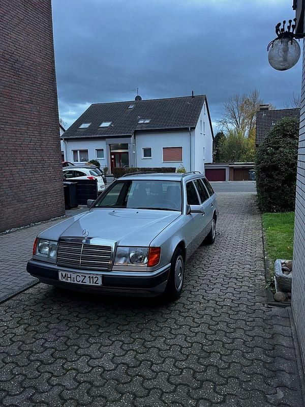 Silber Gebraucht 1993 Mercedes 220 Kombi | 17.000 € - Bild 1/4