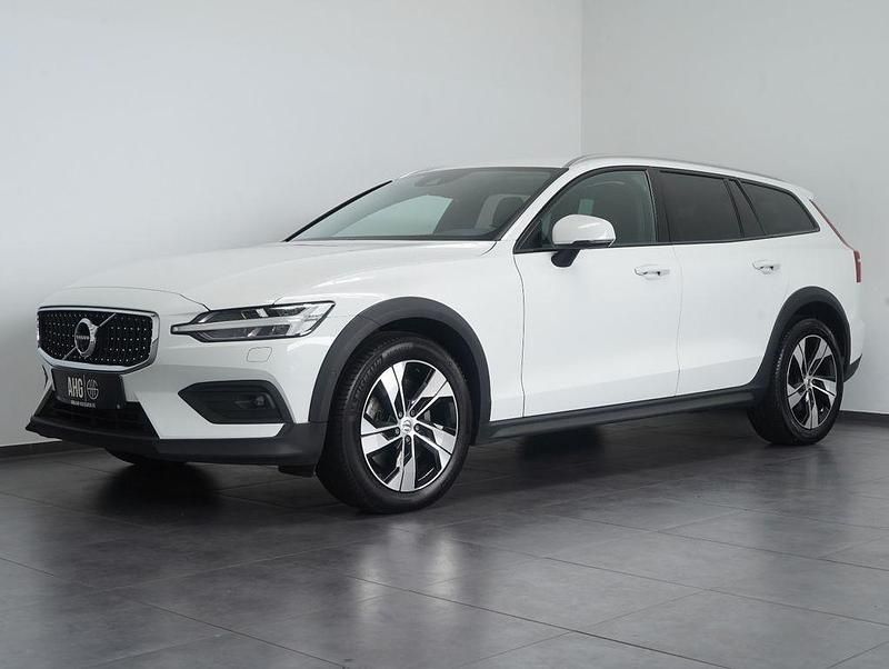 Weiß Gebraucht 2022 Volvo V60 CC Pro Kombi | 32.950 € (Fairer Preis) - Bild 1/4