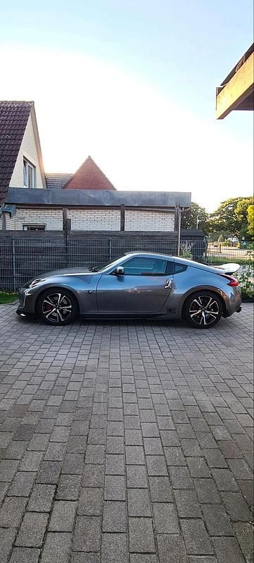 Grau Gebraucht 2017 Nissan 370Z Coupé | 29.900 € (Fairer Preis) - Bild 1/4