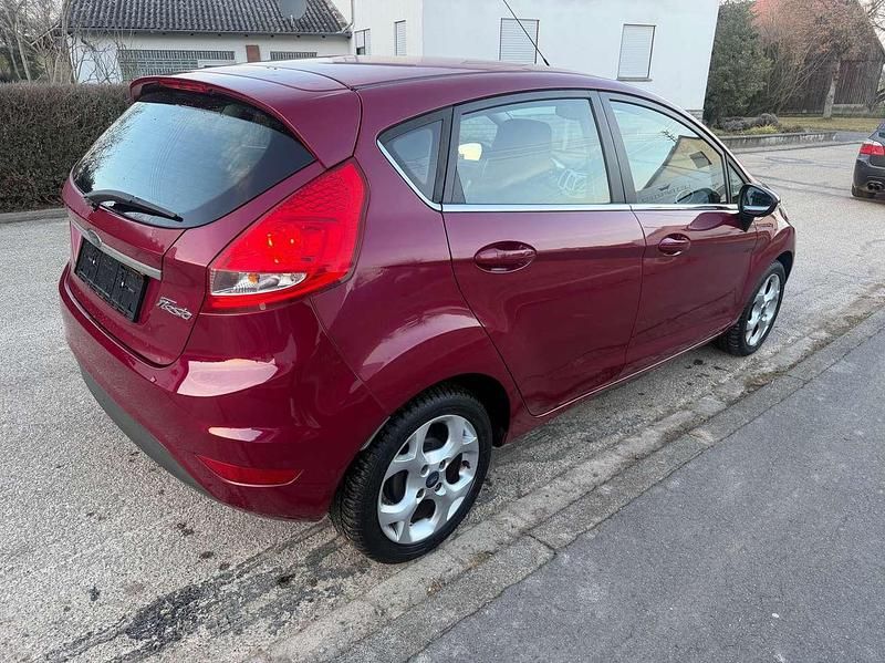 Gebraucht Ford Fiesta Titanium 97 PS (71 kW) 2009 Rot Kleinwagen