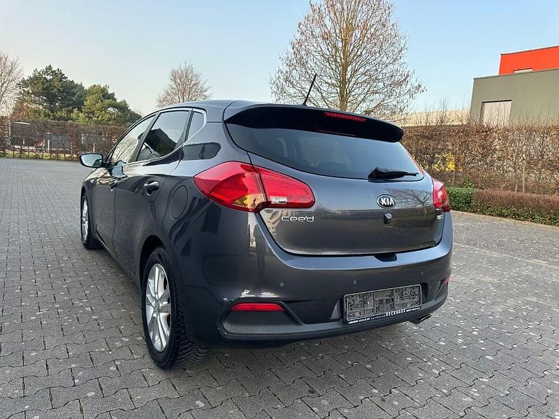 Gebraucht Kia Ceed 99 PS (72 kW) 2015 Grau Kleinwagen
