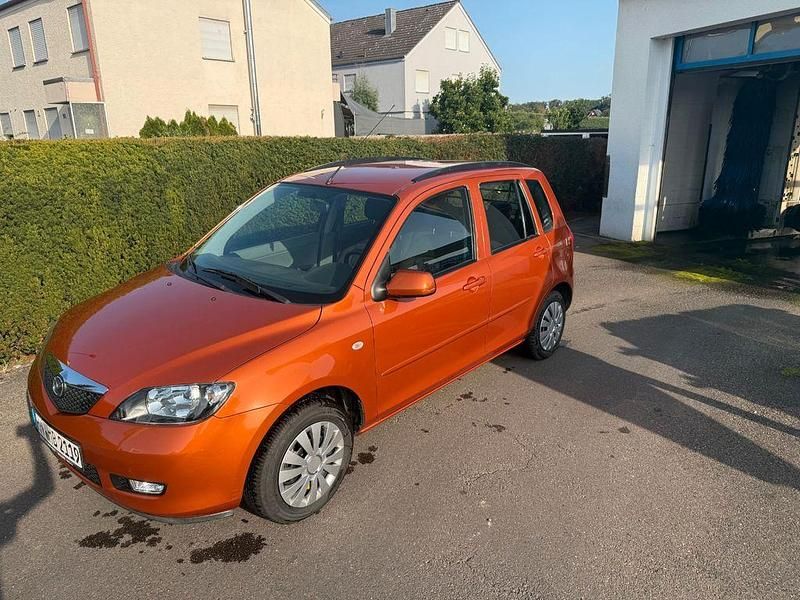 Orange Gebraucht 2003 Mazda 2 Exclusive Limousine | 1.850 € (Fairer Preis) - Bild 1/4