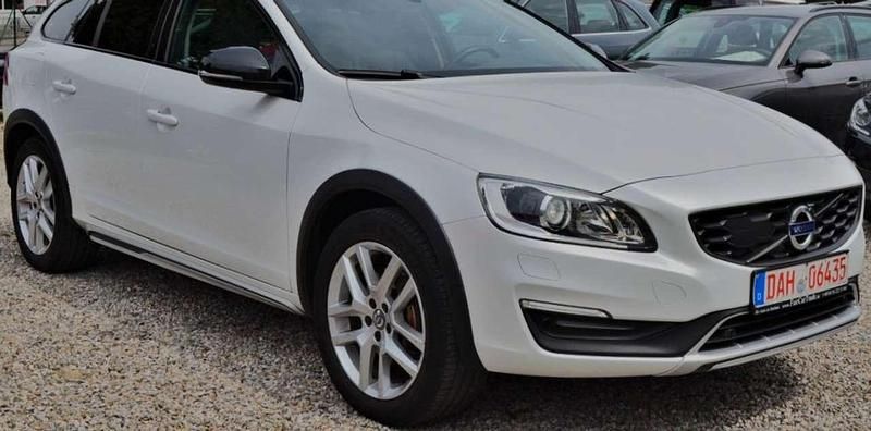Gebraucht Volvo V60 CC Pro 150 PS (110 kW) 2017 Crystal white pearl / metallic Kombi