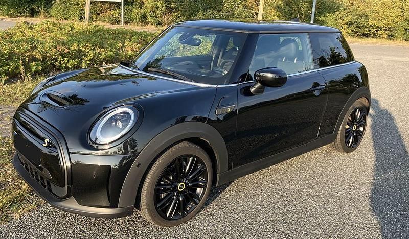 Schwarz Gebraucht 2022 Mini Cooper SE Kleinwagen | 22.999 € - Bild 1/4