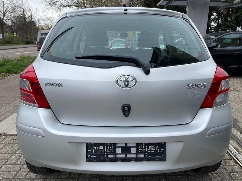 Gebraucht Toyota Yaris Cool 69 PS (50 kW) 2011 Silber Kleinwagen