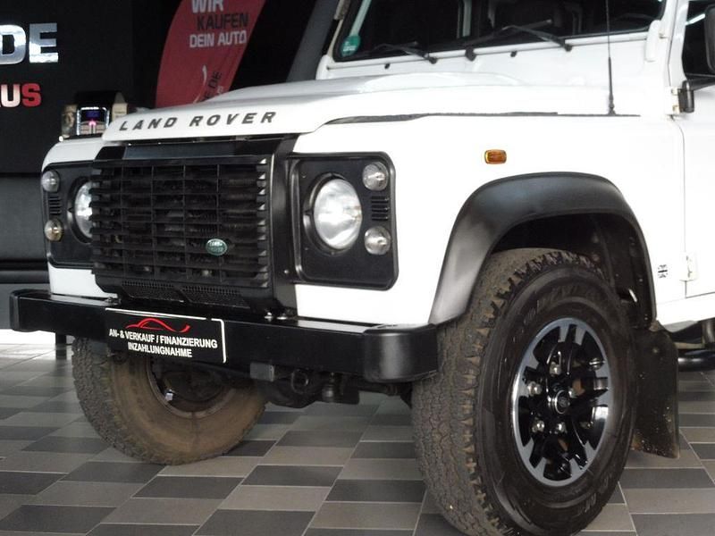 Weiss Gebraucht 2013 Land Rover Defender SE Kombi | 43.999 € - Bild 1/4