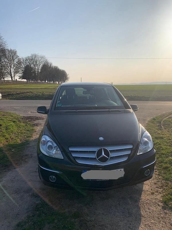 Gebraucht Mercedes 180 85 PS (62 kW) 2010 Schwarz Limousine