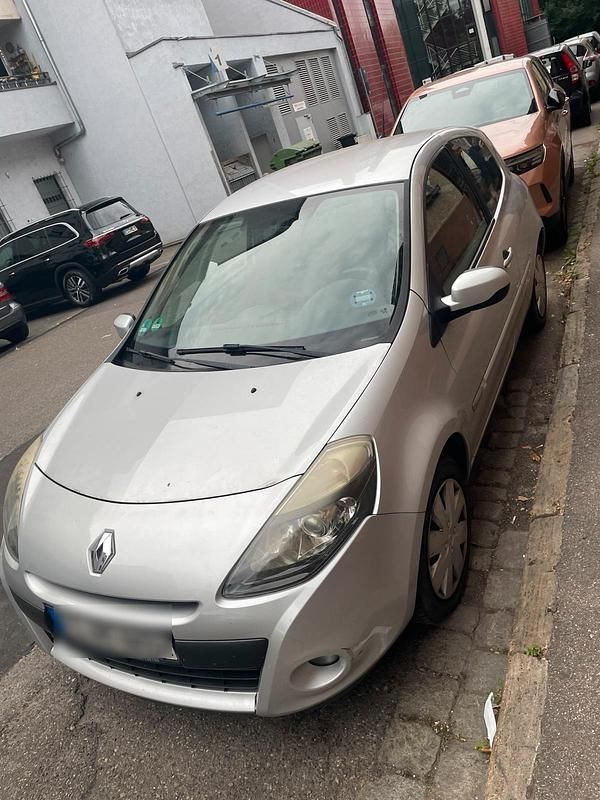 Grau Gebraucht 2010 Renault Clio II Kleinwagen | 2.200 € (Fairer Preis) - Bild 1/4